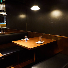 【ソファーが向き合うBOX席】パートナーとのご利用にも大人気!お食事デートで料理を囲んで乾杯♪心の距離がグッと縮まるお席として魅力的。