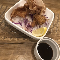 【おつまみ】クリスピー鳥皮とオニオンスライスポン酢食べる鰹節
