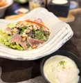 料理メニュー写真&nbsp;生ハムと温玉のシーザーサラダ