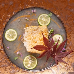 甘鯛のパリパリ鱗焼き~秋野菜と魚介の旨味、すだち香るスープソース