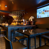 R1 TOKYOは、全席Wi-Fi完備の快適な空間をご提供。赤坂・六本木の中心で、仕事帰りのひとときや、オンラインでの情報共有が必要なシーンにも最適です。貸切利用時も、プレゼンや動画上映などに活用できる安定したネット環境を完備。