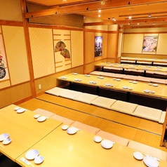 【最大51名様までご利用可能】＜10名以上・20名以上・30名以上用途に応じた個室有＞掘りごたつのお座敷をはじめ、人数や用途に合わせたお席をご用意可能です。歓迎会・送別会など各種会社宴会や、同窓会、二次会など様々なシーンにご利用いただけます。大人数でのご宴会もお気軽にご相談ください。