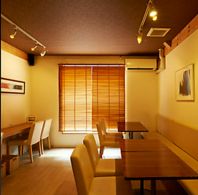 一軒家を改装して作った店内