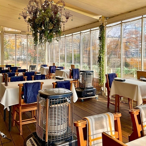 京橋川沿いに面したテラスで自然を感じながら食事が楽しめます。