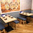 様々なシチュエーションで利用できるテーブル席。当店自慢の海鮮料理の数々を心行くまでお楽しみ下さいませ。