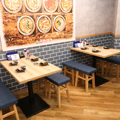 様々なシチュエーションで利用できるテーブル席。当店自慢の海鮮料理の数々を心行くまでお楽しみ下さいませ。