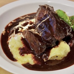 とろとろ牛ほほ肉の赤ワイン煮込みバケット付