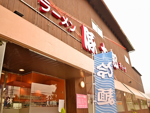 女性客も気軽に来店できるスタイリッシュな店。餃子など持ち帰りも可。