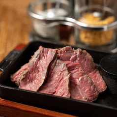 【名物】カットステーキ！柔らかなハラミ肉を使用。の写真