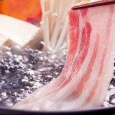 ２色鍋でしゃぶしゃぶもすきやきも食べ放題！三元豚しゃぶしゃぶすきやき食べ放題3500円　40種飲み放題付きで5000円！串カツと寿司４貫もついてます。食べ放題の種類は４０種以上と、宴会にも使える、ちょっと贅沢な食べ放題コースをご用意致しました