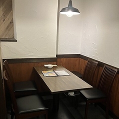 【テーブル席：4名掛け×2】落ち着いた雰囲気の中で、お食事をお楽しみいただけます♪飲み放題メニューもありますので、カジュアルな飲み会にもおすすめ！