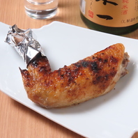 香ばしく焼き上げた旨みたっぷりの手羽先
