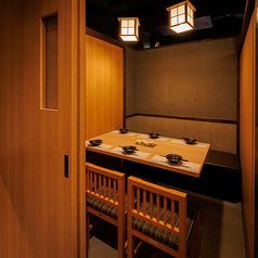 お客様にぴったりのお席でご案内致します!落ち着いた雰囲気且つ、お洒落な店内は、デート・合コン・女子会など、シーンを選らばずお楽しみいただけます!