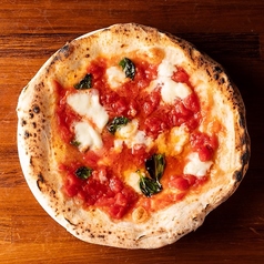 【500℃のオーブンで一気に焼き上げるナポリピッツァ】の写真