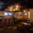 店内は落ち着いた雰囲気で、カウンター席やテーブル席、ソファー席を完備しております。ご友人と楽しく過ごすのにぴったりのスペースが広がっており、リラックスできる空間を提供しています！スポーツ観戦やゲームを楽しむための大型モニターも設置されており、賑やかな雰囲気の中で特別な時間をお過ごしいただけます。