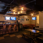 店内は落ち着いた雰囲気で、カウンター席やテーブル席、ソファー席を完備しております。ご友人と楽しく過ごすのにぴったりのスペースが広がっており、リラックスできる空間を提供しています！スポーツ観戦やゲームを楽しむための大型モニターも設置されており、賑やかな雰囲気の中で特別な時間をお過ごしいただけます。