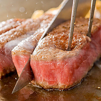 熟練の手さばきで、とろけるような肉質の宮崎牛A5