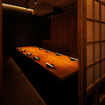 8～10名様向け個室！長テーブルを囲むスタイルで一体感があり、会社の部署飲みや仲間との打ち上げにもピッタリ！程よい距離感と安心感、会話が弾む雰囲気を自然と演出します！席のみ予約も大歓迎！