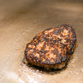 【JUNKのハンバークが出来るまで　４】熱々の鉄板で、お肉の旨みをギュッと閉じ込めるように焼き上げます。