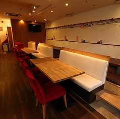 ゆったりソファーで寛げる♪少人数の会食に最適なお席 片側がソファータイプになったテーブル席をご利用いただけます。適度なプライベート感があり、友人とのランチやカップルでのディナーにぴったりです。清潔感のある空間で、落ち着いてお食事をお楽しみください。