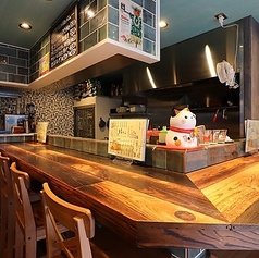 カウンター席は、調理の様子を間近で眺められる特等席です。スキレットから立ち上る湯気や香ばしい匂いをダイレクトに感じることができます。お一人様でのサク飲みはもちろん、二人の距離を縮めたいデートにもぴったり。野毛の賑やかな夜を特等席でゆったりとお楽しみください。