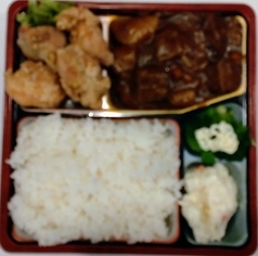 デミグラスハンバーグと鶏のから揚げ弁当