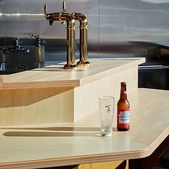 【カウンター席：全8席】カウンター席は全8席完備。お仕事帰りのサク飲みや、少しだけ飲みたい時に最適です。スタッフとの会話も楽しめる、居心地の良い空間です。デートにも◎