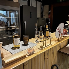 希少なお酒とあてを楽しめるバーカウンター。立ち飲みですが、後ろに腰掛けもございますので、ご安心ください。