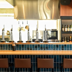 クラフトビールを注ぐ臨場感が楽しめる、カウンター席