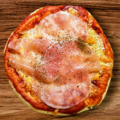料理メニュー写真&nbsp;生ハムとオニオンのピザ
