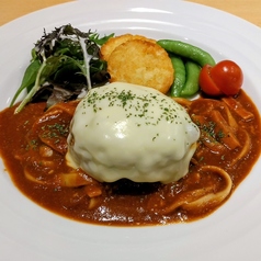 とろけるチーズの煮込みハンバーグ