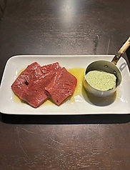 【新感覚の味わい】ロースターで温めた自家製エスカルゴバターにくぐらせて楽しむ絶品ハツの写真
