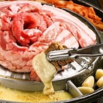 韓国料理に欠かせないサムギョプサルはどこにも負けない厚切りでご提供！！