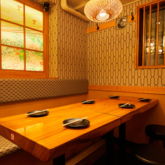 《4~8名様向け》細かい人数可能です◎4名様から8名様程度の、女子会やグループでのお集まりに最適なお席をご用意しております。 会社でのお食事やご友人同士の会食など、様々なシーンにご利用いただけます。 5名様や7名様といった細かい人数調整も承りますので、お気軽にご相談ください。