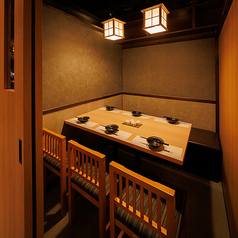 間接照明と和の装飾が洗練された大人な雰囲気を演出!扉付き個室となりますので、周りを気にすることなくお過ごしいただけます!席のみ予約も大歓迎です!