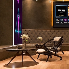 壁一面のソファ席に座面の深い椅子でゆっくりおくつろぎいただけます。