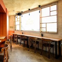 国際通り入口、スクランブル交差点を眺めるカウンター席