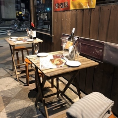 当店にはテラス席が「2名様×2卓」ございます。天気の良い日には、是非テラス席で美味しいお肉料理とお酒をお楽しみください。