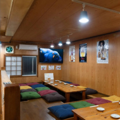 お座敷席を繋げると最大26名様でご利用が可能となっております！わいわいガヤガヤ、気軽に楽しめる地域密着の居酒屋です。宴会コースはどれもたっぷり2時間・生ビール付き飲み放題付き！ お手軽3,000円（税込）～ちょっと贅沢な4,500円（税込）まで、ご予算やシーンに合わせて選べるラインナップです。 &nbsp;