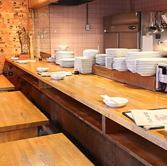 お一人様でも気軽に立ち寄れるカウンター席です。目の前で魚が調理されるライブ感を楽しめる特等席♪仕事帰りのサク飲みや、大切な方としっぽりお酒を酌み交わすのにも最適な、温かみのあるスペースです◎