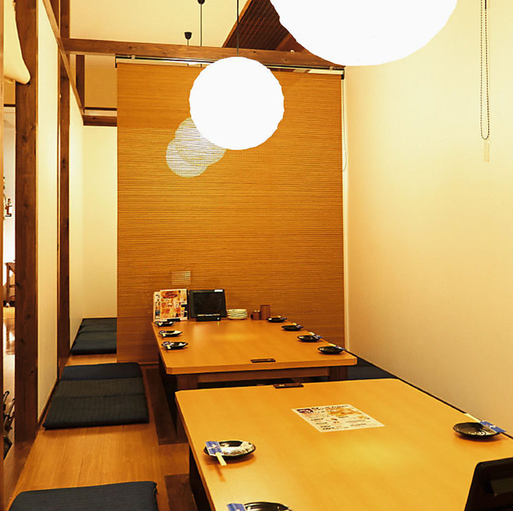 少人数からでもご利用いただける掘りごたつ席はすだれで仕切れるので人数に合わせてアレンジ可能です