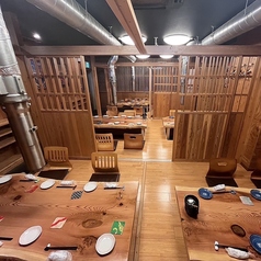 【2階:貸切 42名様】大人数でのご利用に貸切も承っております。42名様がご利用でき、周囲を気にしない快適なひと時をお楽しみいただけます◎気軽にご相談ください。