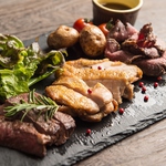 ガッツリ肉料理も豊富にございます！