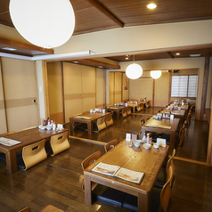 ▼座敷。畳の香りが心地よいお座敷席は、ゆったりとした宴会やお子様連れのご家族におすすめ。広々としたスペースで寛ぎながら、心置きなく博多の本格料理をお楽しみいただけます。懐かしい和の情緒を感じながら、大切な人と過ごすアットホームな空間です。