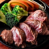 【海鮮料理だけじゃない！】当店は海鮮料理だけではなく、肉料理も多彩にご用意しております！上質な厳選和牛を使った「国産牛サーロインステーキ」や「黒毛和牛ロースト 本山葵添え」は絶品！その他、新鮮な地鶏を使った「地鶏モモの炙り刺身」や「地鶏胸のタタキ」など、こだわりの肉料理をご堪能ください！