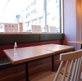 【テーブル席：全12席】大きな窓に面した開放的なテーブル席です。ゆったりとしたソファで、ご友人やご家族と自慢の料理を囲んでお過ごしください。お子様連れに◎
