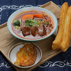 牛バラ煮込みスープ米粉麺セット(牛バラ煮込みスープ米粉麺＋揚げパン1本＋目玉焼き1個)の写真
