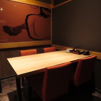 赤い背景の絵と赤い椅子が目を惹くお席で食事をどうぞ♪