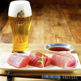【本まぐろと味わう】お刺身には日本酒と合わせるのが一般的ですが、当店にご来店された際には、エビスビールとお試しください。爽やかな香りにクリーミーな泡、ふくよかな味わいに、ビールと鮮魚の新しい可能性を発見していただけるはずです。