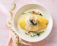 炭焼きチキンとほうれん草のクリームオムライス